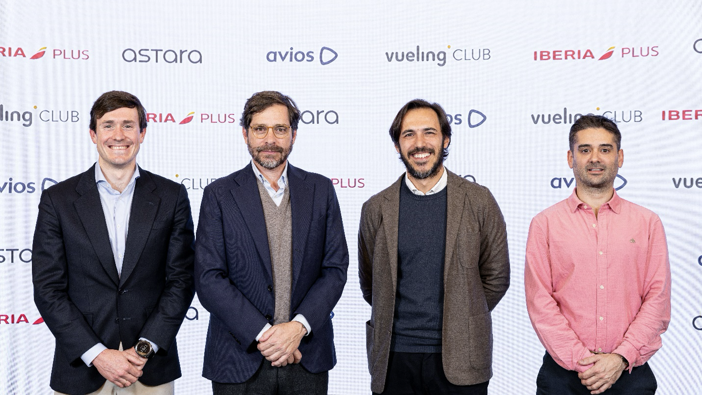 De iquierda a derecha, Carlos Reina, Chief de Astara Move, Rafael Sáinz, Global COO de Astara, Julio Marchena, Head of Partnerships Spain & Latam de IAG Loyalty, y Luis Enrique Palma, Loyalty Manager en Iberia Plus