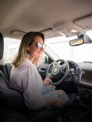 Mujer conduciendo coche de suscripción