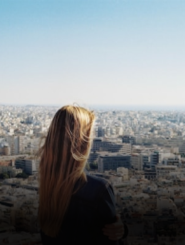 Mujer mirando a ciudad inteligente