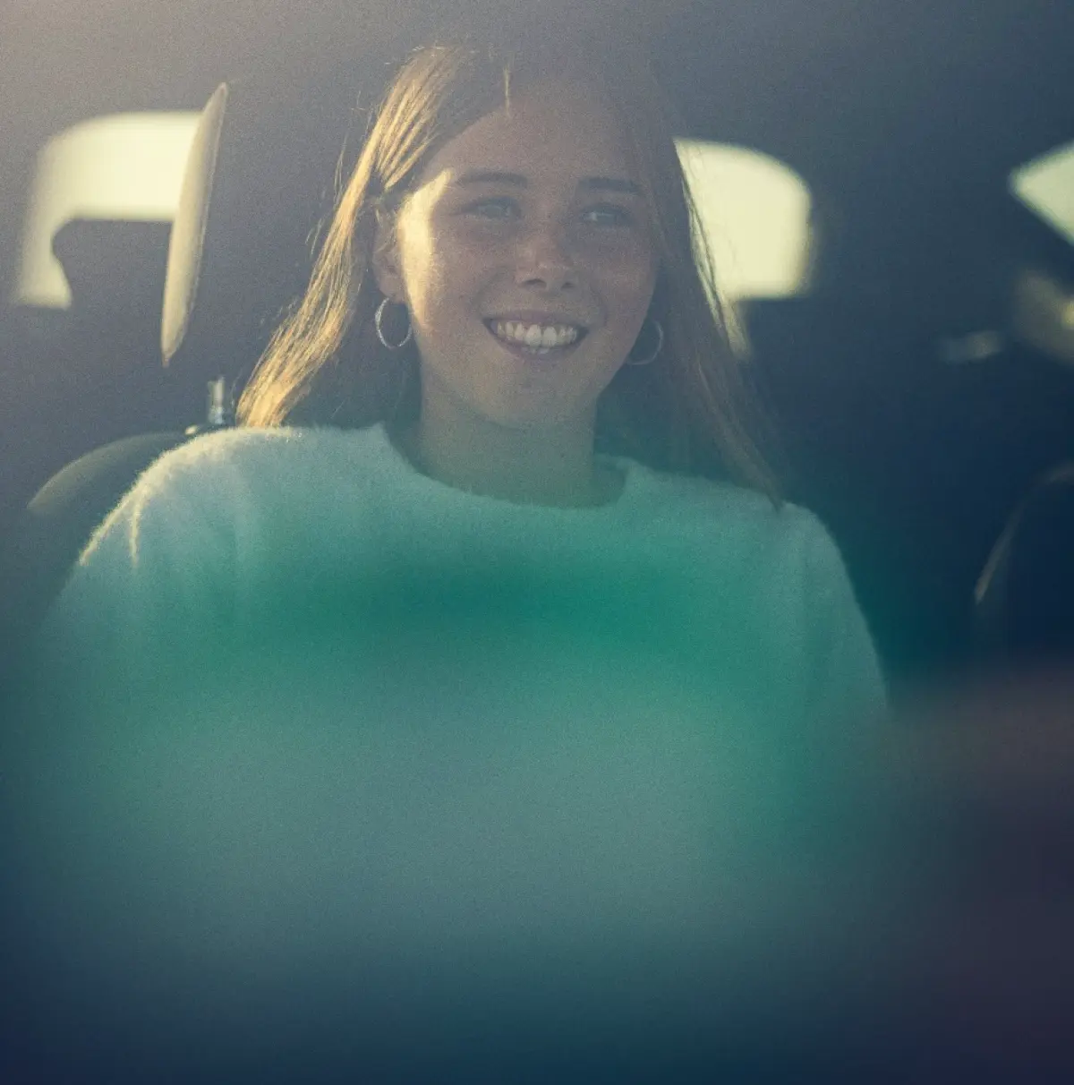 Mujer feliz en coche suscripción